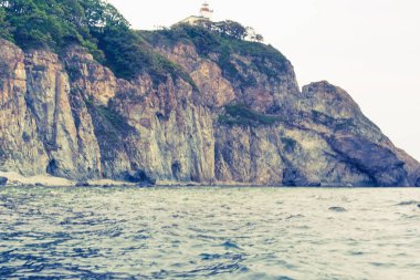 Deniz manzarası sabah şafak ufuk deniz sahil Bay tonlama bulanıklık tepe deniz çakıl. Doğal arka plan deniz plaj rock kopya alanı