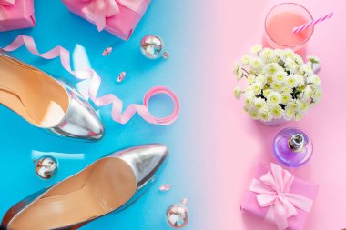 Bayan tatil aksesuarlar set kutusu Hediyelik Noel topları ayakkabılar. Noel poster üst düz yatıyordu kopya alanı göster