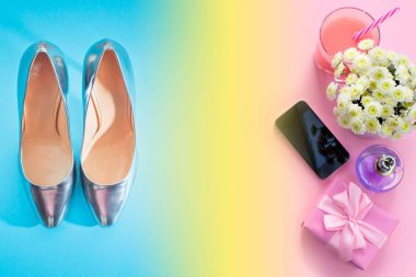 Kompozisyon bir kadın için düz yatıyordu hediye. Modern gadget cep telefonu cam kokteyl parfüm buket. Tatil sürpriz hediye kutusu Ayakkabı için hazırlanıyor. Üstten görünüm pembe mavi arka plan