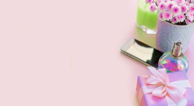 Sürrealizm Banner kompozisyon Hediyelik bir kadın için. Modern gadget cep telefonu cam kokteyl parfüm buket. Tatil sürpriz hediye kutusu için hazırlanıyor. pembe bir arka plan