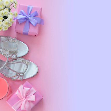 kompozisyon düz ayakkabılar gümüş kutu hediye yay parti kokteyl çiçekler güzellik moda Bayan aksesuarlar yatıyordu. Üstten görünüm kopya alanı