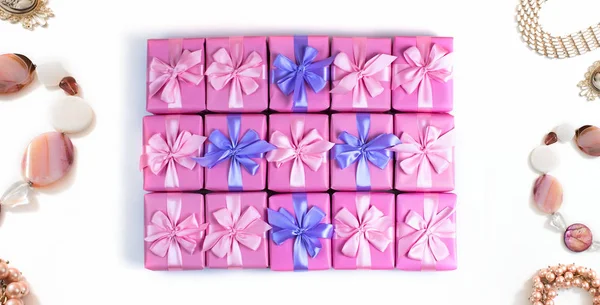 Банер Ряд Коробки Подарунковою Прикрасою Стрічкою Атласний Бант Рожева Мода — стокове фото