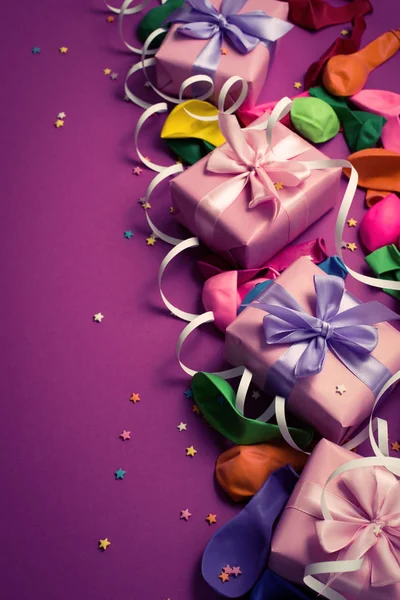 Fundo Festivo Material Roxo Balões Coloridos Streamers Confete Presente Quatro — Fotografia de Stock