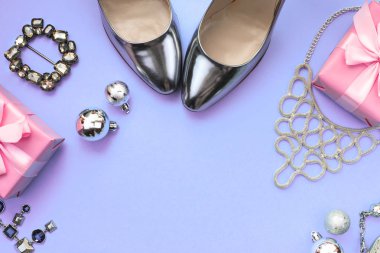 Festival kompozisyon Düz LEI bayan aksesuar takı hediye elbise ayarla çanta kolye kutusu Noel topları ayakkabılar. Üstten görünüm mor çerçeve arka plan