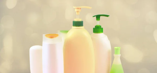 Banner Cosméticos Para Cuidado Del Cabello Cuerpo Botellas Blancas Sobre —  Fotos de Stock