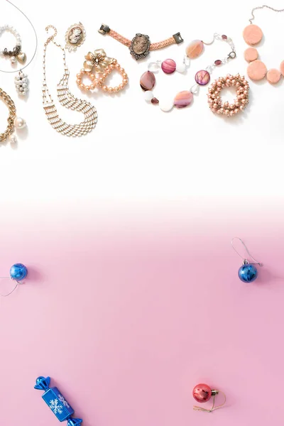 Vánoční Složení Plochý Ležel Koule Šperky Náhrdelník Náramek Vintage Perly — Stock fotografie
