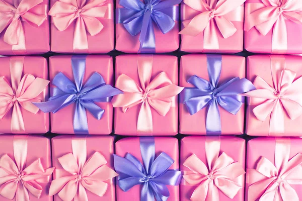 Filas Cajas Con Regalos Decoración Cinta Raso Arco Rosa Una —  Fotos de Stock