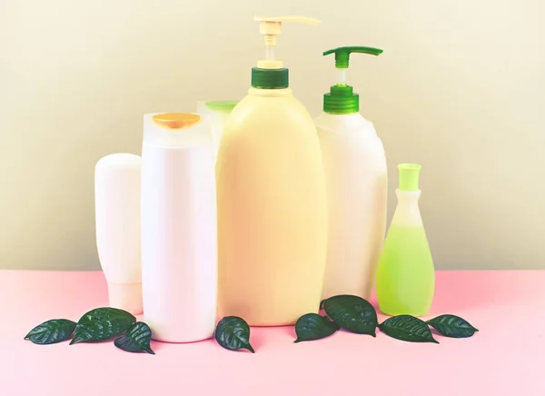 Kosmetik för hår och kropp hand vita flaskor på en grå bakgrund naturlig ekologisk produkt kopia utrymme selektivt fokus — Stockfoto