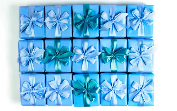 Filas Cajas Con Regalos Decoración Cinta Raso Lazo Azul Una —  Fotos de Stock