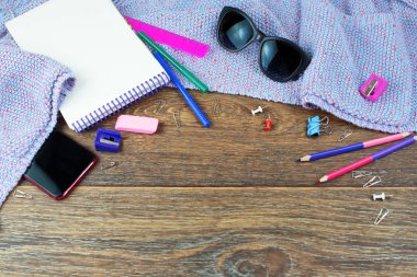 Öğeleri office mobil dizüstü kroki kalem işaretçileri silgi gözlük dizi. Ahşap koyu arka plan üst düz yatıyordu kopya alanı göster