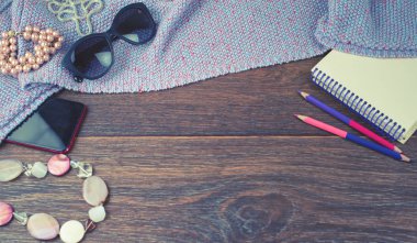 Afiş kümesi kadın aksesuarları Mobil mücevher gözlük defter kalem renkli. Ahşap koyu arka plan üst düz yatıyordu kopya alanı göster