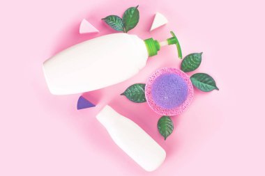 Plastik şişe şampuan krem duş jeli süt yeşil ambalaj kozmetik sünger kutusu Hediyelik yay bırakır. Doğal organik ürün cilt ve saç bakım alışveriş. «Ana sayfa» görünümü pembe düz arka plan yattı. Seçici odak