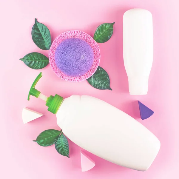 Kosmetiska Förpackning Plastflaska Schampo Grädde Dusch Gel Mjölk Grön Lämnar — Stockfoto