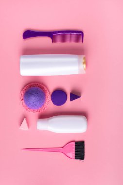 Spa tedavileri en iyi görünüm düz için kozmetik kozmetik ve vücut ve saç bakım öğeleri kümesi yatıyordu