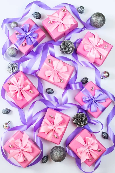 Різдвяні коробки з подарунками з нагоди рожевого кольору на білому тлі конуси горіхи декор Вид зверху плоска покладена вертикально Вибірковий фокус — стокове фото