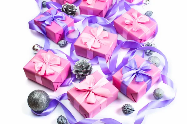 Cajas de Navidad con regalos con motivo de color rosa sobre fondo blanco conos nueces decoración Vista superior plana horizontal enfoque selectivo —  Fotos de Stock