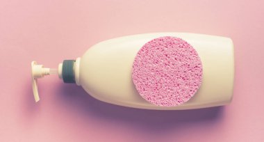 Büyük paket şampuan, duş jeli, vücut kremi, Spa, sünger üstten görünüm Kopyala yer pembe arka plan