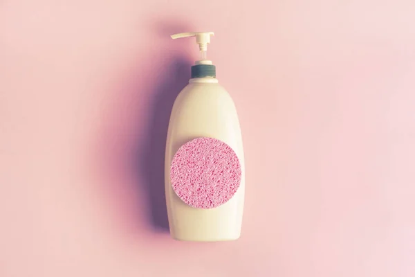 Stora paketet schampo, duschkräm, kroppen grädde, Spa, svamp ovanifrån kopia utrymme rosa bakgrund — Stockfoto