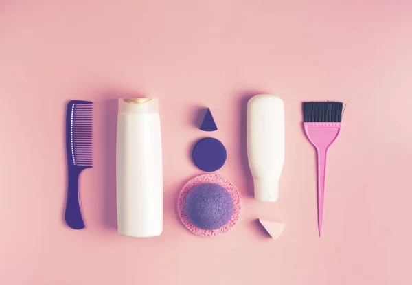 Een set van cosmetica en producten voor de verzorging van lichaam en haar cosmetica voor Spa behandelingen bovenaanzicht plat leggen — Stockfoto