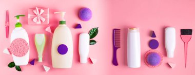 Afiş kozmetik ambalaj plastik şişe şampuan krem duş jeli süt yeşil yaprakları sünger kutusu Hediyelik yay doğal organik ürün cilt ve saç bakım alışveriş en iyi görünüm düz lay pembe