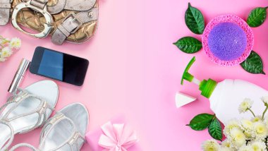 Plastik şişe şampuan krem duş jeli süt yeşil yaprakları çanta mobil çiçek ambalaj kozmetik banner. «Ana sayfa» görünümü pembe düz arka plan yattı.