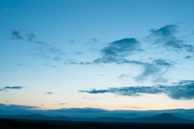 Gün batımı ile günbatımı kümülüs bulutları. Mavi gökyüzü arka plan defocusing bulanık