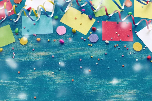 Feestelijke Helder Blauwe Achtergrond Decoratie Voor Vakantie Gekleurde Confetti Serpentine — Stockfoto