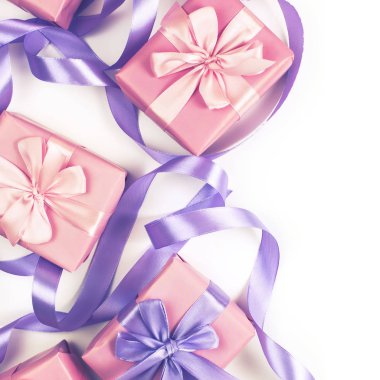 Beyaz arka plan üzerinde pembe tatil Doğum günü Noel Sevgililer günü için hediye kutuları. Üstten görünüm düz kare yatıyordu. Seçici odak