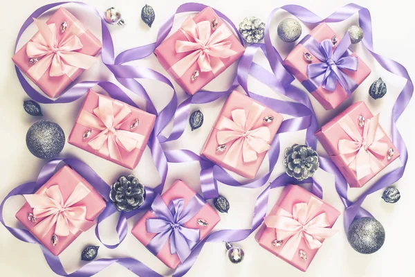 Різдвяні Коробки Подарунками Нагоди Рожевого Кольору Білому Тлі Конусів Горіхів — стокове фото