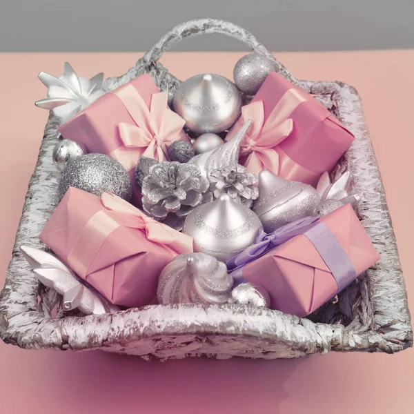 Cesta Festiva Con Regalos Juguetes Para Navidad Artículos Decorativos Cajas — Foto de Stock