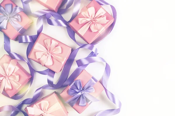 Eine Reihe Von Geschenken Für Ein Neugeborenes Rosa Auf Weißem — Stockfoto
