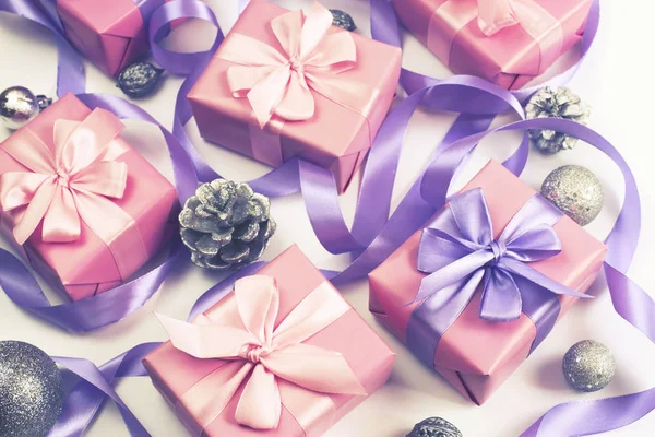 圣诞盒与礼物的白色背景锥坚果装饰上的粉红色的场合 顶部视图平面铺设水平选择性对焦 — 图库照片