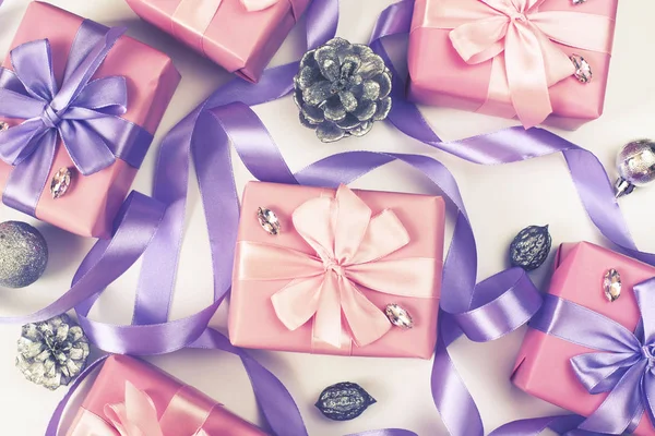 Weihnachtsboxen Mit Geschenken Anlässlich Der Rosa Farbe Auf Weißem Hintergrund — Stockfoto
