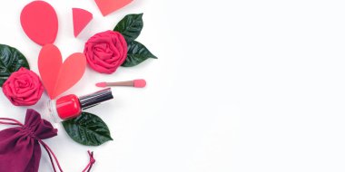 Hediye kırmızı gülyeşil yaprakları kozmetik ile Banner Kadife çanta. Sevgililer günü kavramı Düz yatıyordu bir üst görünümü