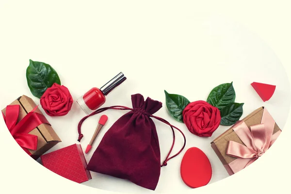 Gift Box verpakking Womens accessoires cosmetica nagellak een top uitzicht van platte lay witte achtergrond — Stockfoto