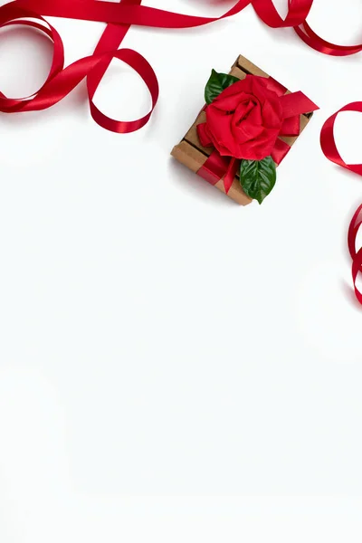 框红丝带心白色背景礼物 概念情人节 妇女节 母亲节 — 图库照片