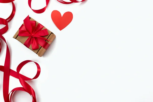 Frame van rood lint hart witte achtergrond cadeau Concept Valentijnsdag, womens dag, Moederdag — Stockfoto