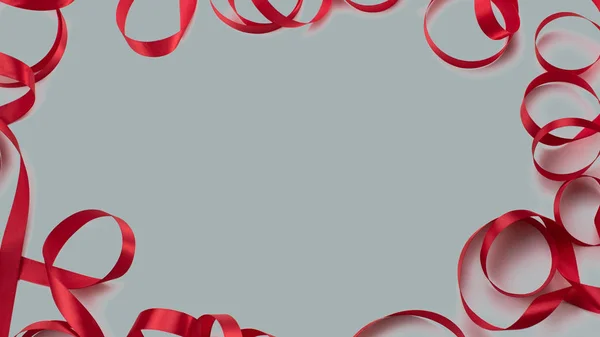 Decoratief Frame Rood Satijn Lint Witte Achtergrond Bovenaanzicht Kopie Ruimte — Stockfoto