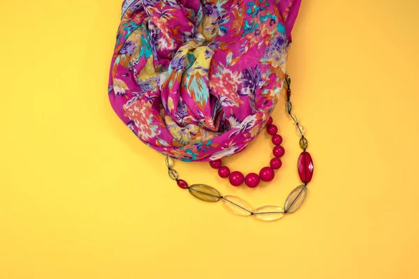 Жіночі Аксесуари Плоскі Лежали Жовтому Тлі Простір Копіювання Верхнього Перегляду — стокове фото