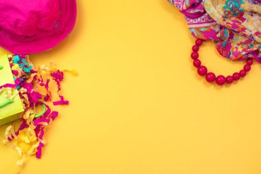 Bayan aksesuarlar düz sarı zemin üzerinde yatıyordu. Üstten görünüm kopya alanı