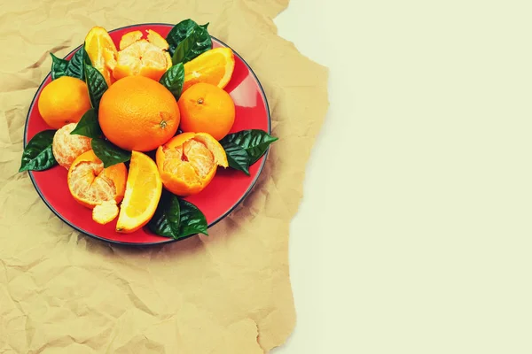 Assiette Rouge Oranges Mandarines Aux Feuilles Vertes Sur Fond Clair — Photo