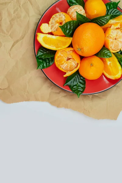 Piros Lapot Narancs Mandarin Zöld Levelek Világos Háttér Felülnézet Másol — Stock Fotó