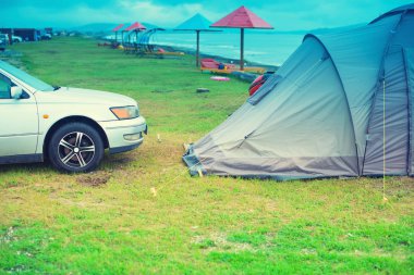 Deniz manzarası yaz seyahat makine çadır kauçuk tekne. Kıyı şeridi ufuk gökyüzü bulutlu