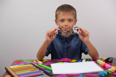 yaratıcılık masada kötü görme gözlük seçici odak çizer çocuk nişanlı