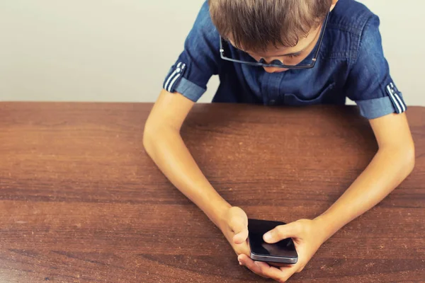 Tablo açık renkli cep telefonu oturan çocuk öğrenci