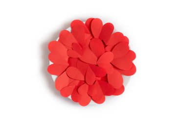 Beyaz zemin üzerine kırmızı kağıt kalpler. Sevgililer günü kavramı