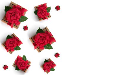 Festival hediye paketleme kırmızı kurdele kutusu beyaz arka plan. Kavram Sevgililer günü, kadınlar günü