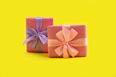 Sarı arka planda hediye kutusu yay pembe şenlikli dekorasyon tasarım