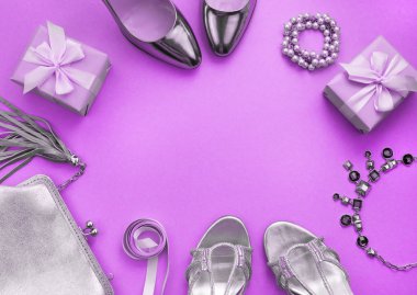 kadın aksesuarları takı çanta ayakkabı tonlama mor üst görünümü düz yatıyordu