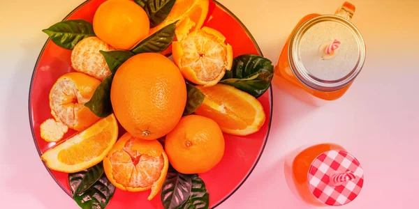 Banner Red plate of oranges and tangerines with green leaves on a light background Top view copy space — Stock Photo, Image